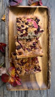 ғᴏᴄᴀᴄᴄɪᴀ ᴀᴜᴛᴜɴɴᴀʟᴇChi l’ha detto che la focaccia dev’essere solo salata? 😜Abbiamo scelto per il nostro impasto una farina di farro spelta, per la sua nota  rustica e profumata. Durante la prima piega abbiamo aggiunto un mix di burro, zucchero e cannella, cosi, giusto per dichiarare da subito le buone intenzioni.Poi l’abbiamo lasciata lievitare in lenta pace autunnale sul balcone di notte. A lievitazione ultimata, ci abbiamo affondato dentro le mele Kissabel, rosse come un tramonto d’autunno 🍎 e infine ricoperto tutto con una cascata di streussel croccante e profumato 😍Il risultato? Una focaccia autunnale che profuma di mele al forno e sa di “ne taglio solo un pezzetto”… ma sai di mentire.#focacciadolce #focacciagourmet #melekissabel #kissabel #meleautunnali #streussel #farrospelta #autunnoincucina #dolcicreativi #homemadevibes #farrolover