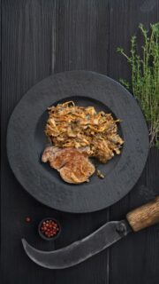 Buongiorno a tutti… e buon appetito a chi è già sveglio, o almeno prova. 😏Oggi vi porto direttamente in Sud Tirolo… con un piatto che è praticamente un abbraccio al palato: filetto di vitello brasato in padella — crosticina Maillard da urlo, interno tenero che si scioglie — accompagnato da funghi finferle (finferle, non finferli, non fate i troll del fungo) trattati con la stessa dose di amore: brasati, sfumati col vino bianco, ripassati con fondo bruno e una punta di panna.Quando la materia prima è di qualità : vitello allevato su pascoli montani, aria fresca dell’Alto Adige, funghi raccolti nei boschi che conosciamo bene . Qui la carne non è “solo carne”: è storia, è territorio, è quel legame con il suolo che senti alla prima forchettata.Quella crosticina fondata sulla reazione di Maillard ti dà note tostate, caramellate, che si sposano con la delicatezza del rosa interno. Le finferle, dal canto loro, portano quel sapore terroso, elegante, che con la panna e il fondo bruno si fa complice del filetto, senza rubargli la scena.Mangiarlo è un’esperienza: ogni boccone è uno spazio tra croccantezza, morbidezza, profondità di gusto. E poi: niente “spezie esotiche” che fanno i furbi — solo sale, pepe, un filo d’olio buono, un goccio di vino bianco che “leva” e non “domina”.Buona colazione? Forse no. Cena memorabile? Sicuro.
Vi mandiamo un abbraccio (gastronomico) e oggi mi raccomando: cucinate con cura e gustate con calma !#filettodivitello #finferle #maillardmagic #meatlovers #sudtirolo #ingredientidelterritorio #cucinacasalinga #foodieitalia #foodstagram #instafood #foodporn #meatporn #gourmetathome #slowfood #gastronomiacontadina #cucinadimontagna #qualitàitaliana #cucinaitaliana #chefhome #foodblogger #italyfood #piattirustici #meatlover #foodlovers #instagourmet #buonappetito