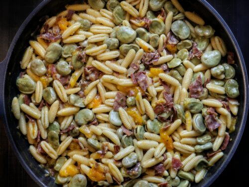 Gnocchetti sardi saltati in padella con fave verdi, pomodorini gialli e pezzetti di prosciutto crudo.