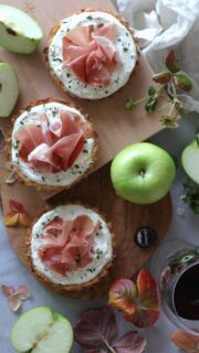 ᴛᴀʀᴛᴇʟʟᴇᴛᴛᴇ ᴅɪ ᴘᴀᴛᴀᴛᴇ ᴇ ᴍᴇʟᴇ ᴄᴏɴ sᴀʟsᴀ ᴀʟʟᴏ sᴋʏʀ ᴇ sᴘᴇᴄᴋCi sono sapori che sanno di vacanza, anche quando sei ormai tornato da un pezzo.
Ricordo quelle scorte “strategiche” che facevamo prima di lasciare l’Alto Adige…Speck sottovuoto, burro d’alpeggio, qualche mela infilata nello zaino “per la strada”? Ecco, oggi non serve più: siamo qui, nel cuore di questa terra che profuma di legno, erba tagliata e fumo di ginepro 🌲E così ci divertiamo a trasformare i classici sapori altoatesini in nuovi piatti, con quella voglia di sperimentare che ci prende ogni volta che apriamo il frigo. Stavolta tocca a un antipasto che unisce tre protagonisti assoluti: Mele Granny Smith, Patate e Speck Alto Adige IGP 🥔🍏🥓Croccantezza, dolcezza e un pizzico di acidità — un trio che funziona meglio di molti matrimoni.
Le mele portano freschezza e carattere, le patate fanno da base come un palco di montagna, e sopra arriva lui: lo Speck, profumato, elegante e con quella leggera affumicatura che sa di legna buona e mani esperte.
A completare, una salsa di Skyr (perché sì, ci piace fare i nordici ogni tanto) che lega il tutto con la sua nota dritta, pulita, quasi “zen”.Un antipasto semplice ma pieno di carattere, perfetto per le feste o per una cena dove vuoi far credere di aver cucinato per ore… ma in realtà hai solo assemblato con stile 😏🍷 Abbinalo a un vino dell’Alto Adige: minerale, deciso, con personalità. E brindiamo al gusto vero, quello che nasce tra le montagne.#altoadigedoc #speckaltoadigeigp #qualitàaltoadige #melealtoadige #skyrlove #ricettanatalizia #fooditaly #foodbloggeritaliani #trentinotaste #saporidimontagna #cucinaitaliana #ricettedafeste #antipastogourmet #mangiarebeneitaliano #igersbolzano #foodloveritalia