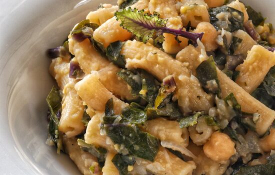 quadrotti con foglie di cavolo rapa viola e ceci