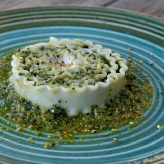 “𝙰 𝚚𝚞𝚊𝚕𝚌𝚞𝚗𝚘 𝚙𝚒𝚊𝚌𝚎 𝚟𝚎𝚛𝚍𝚎” - ᴍᴀғᴀʟᴅᴇ ᴄᴏɴ ᴘᴇsᴛᴏ ᴅɪ ᴄᴀᴠᴏʟᴏ ɴᴇʀᴏ & ᴍᴀɴᴅᴏʀʟᴇAvete mai visto una pasta che sembra uscita da una galleria d’arte contemporanea? 🎨 Ecco le mie Mafalde con pesto di cavolo nero e mandorle, servite in un impiattamento che sembra più un vinile da collezione che un piatto da cucina. Quelle onde di pasta arricciata sembrano fatte apposta per abbracciare il pesto e tenerlo stretto, come due innamorati in un film francese.Il protagonista? Il cavolo nero, che di solito si concede solo in inverno, quasi fosse una rockstar che si fa vedere poco per restare iconica. E invece qui lo troviamo a crudo, frullato con olio buono e mandorle: un mix che sprigiona energia pura, un booster naturale di vitamine e minerali che non ha niente da invidiare a certi intrugli verdi che vi vendono come “detox”.Le mandorle, dal canto loro, aggiungono croccantezza e quella punta di sapidità che ti fa dire “ancora un giro, grazie”. È un matrimonio felice, senza testimoni scomodi: la dolcezza delle mandorle equilibra il carattere deciso del cavolo nero, e la pasta diventa il tappeto rosso su cui la coppia sfila.E l’impiattamento? Beh, qui la sfida era trasformare un piatto casalingo in qualcosa di scenico, che faccia fermare il dito mentre scrolli Instagram. Quelle mafalde arrotolate non sono un semplice vezzo: sono la dimostrazione che anche un piatto sano può avere stile, senza bisogno di effetti speciali.In sostanza: semplice, veloce, nutriente e bello da vedere. E no, non serve avere uno chef stellato in cucina per rifarlo a casa: bastano un frullatore, un po’ di fantasia e la voglia di sorprendersi (e sorprendere).👉 Domanda spassionata: voi siete più “cavolo nero tutta la vita” o “team basilico forever”?#pasta #mafalde #pesto #cavolonero #mandorle #ricetteitaliane #italianfood #pastalovers #pastaart #healthyfood #comfortfood #ricetteveloci #vitamine #minerali #cucinaitaliana #homemade #ricettadelgiorno #instafood #pastagram #inspirationfood #greenfood #plantbaseditaly