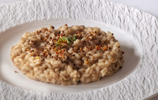 Riso con Rabarbaro, Gorgonzola, Polline piccante e Aglio Nero