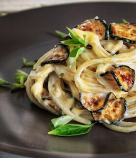 Che fai, resisti alla tentazione di prepararti un piatto di spaghetti quasi alla Nerano (che trovare il provolone Del Monaco qui è come cercare un wurstel vegetariano all’oktoberfest) con l’ultimo basilico rimasto?#pastalover #passionepasta #spaghetti #quasinerano #variazionisultema #buonappetito😋