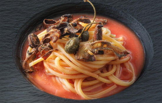 Spaghetti con fritto di Capperi, Bucce di Melanzana e Giarratana su acqua di Pomodoro al Basilico Alpino