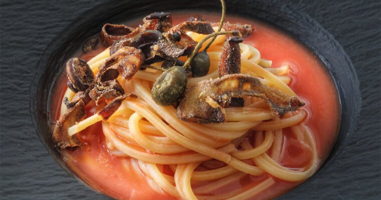 Spaghetti con fritto di Capperi, Bucce di Melanzana e Giarratana su acqua di Pomodoro al Basilico Alpino