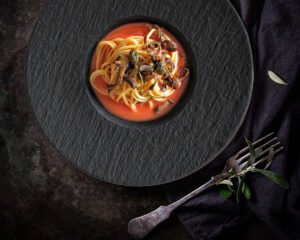 Spaghetti con fritto di Capperi, Bucce di Melanzana e Giarratana su acqua di Pomodoro al Basilico Alpino