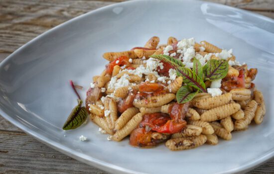 Gnocchetti sardi con Peperoni e Fonduta di Graukäse con Aglio Nero