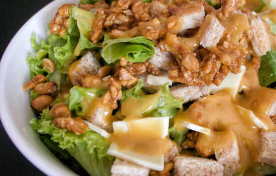 Insalata di Tempeh con Senape al Miele e Formaggio