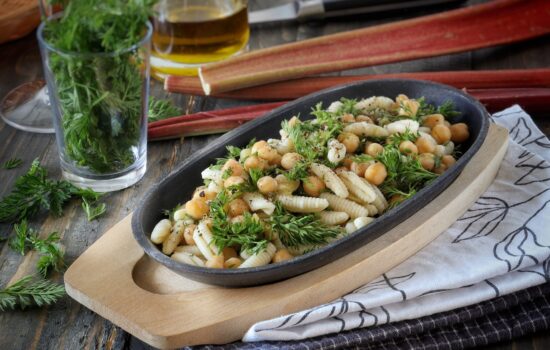 Gnocchetti con Ceci, Rabarbaro e Foglie di Carota