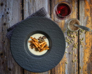 Maccheroncini con salsa di Taleggio e Levistico