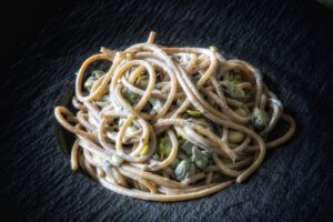Spaghetti fave e pecorino