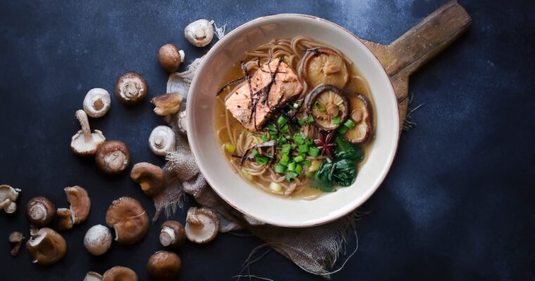 Noodles & Salmone in Shiitake Dashi
