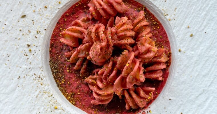 Fusillotti con crema di Perlina e Barbabietola al Caffè con Origano, foglie di Cappero e Pepe limonato