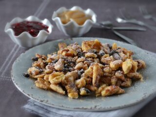 Oggi vi porto in Austria (o quasi): la ricetta autentica del Kaiserschmarren (o “Kaiserschmarrn”, fate voi). Non una di quelle versioni strambe con l’olio inventate a mezzanotte su qualche forum, ma quella tramandata da una nonna nordtirolese di una cara amica, che un giorno ha deciso di regalarmela (e io l’ho presa al volo). 😏Se qualcuno vi dice “metti un filo d’olio”, storcete il naso: all’epoca chi aveva l’olio? Il burro chiarificato era lo standard — e lo usiamo tuttora per far sì che queste frittatine soffianti diventino divine (non scherzo). Se poi avete anche una buona confettura di mirtilli per accompagnarla…non ci sono aggettivi per descrivere il gusto.E fidatevi: queste bontà non sono roba da chef con 5 stelle — sono semplici, genuine, pronte in una ventina di minuti (sì, come i pancake). Perfette per colazione, brunch, pausa golosa del weekend.Certo, tutto dipende dalla ricetta giusta… ma quella la trovate sul blog (ovviamente 😎).#Kaiserschmarren #SweetSunday #RicetteDellaNonna #GolositàTirolese #BrunchTime #ColazioneDaRe #FoodblogItalia #BurroChiarificato #DolciTradizionali #MountainFlavors #BreakfastHeaven #BuongiornoConGusto #DolceWeekend