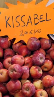 🍎 Kissabel Rouge: la mela che si è fatta il contouring da sola.Avete mai visto una mela che, quando la tagli, ti guarda con un cuore rosso vivo come se dicesse: “io non sono la solita Golden”? 😏 Ecco, lei è la Kissabel Rouge, la più vanitosa del cestino. Nata da incroci naturali, tutta orgogliosamente no OGM, con quella polpa rossa che sembra uscita da un filtro Instagram — solo che è vera.In bocca è croccante, succosa, con un gusto che ti ricorda un po’ i frutti di bosco e un po’ le merende in montagna quando rubavi le mele dal cesto della nonna.
Il colore? Talmente intenso che viene voglia di fotografarla più che di mangiarla (ma poi la mangi, fidati).Nel reel ve la mostriamo in tutta la sua bellezza: tagliata, lucida, e decisamente poco timida davanti alla camera.
La mela che non passa inosservata, perfetta per chi ama i sapori che fanno anche scena.#KissabelRouge #meleitaliane #melarossa #fruitlovers #thekitchentube #autumnvibes #foodreel #trentinotaste #melacoltura