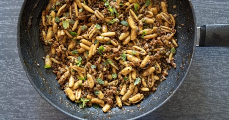 Cavatelli con Salsiccia, Lenticchie e Aglio Nero al profumo di Menta