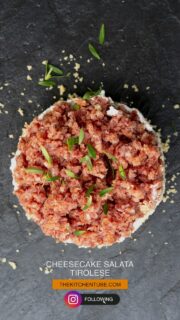 Taralli e Kaminwurz, la strana coppia 😎Una cheesecake salata che mette insieme Puglia e Tirolo…due territori apparentemente così lontani per dimostrare che, a tavola come altrove, i confini sono soprattutto nella nostra testa.#CheesecakeSalata #monoporzionecreative #mahlzeit