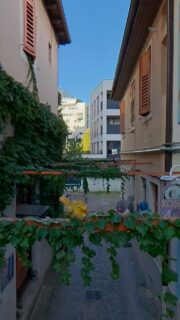 Merano, passeggiata tranquilla… o almeno così potreste pensare…Tra una vetrina e l’altra, ci siamo infilati in una viuzza poco conosciuta che nasconde un bel po’ di sorprese, alcune decisamente appetitose!Non vi sveliamo tutto subito, ma diciamo che qui il food potrebbe meritare un approfondimento tutto suo… E poi c’è anche dell’altro, perché la curiosità, si sa, è difficile da tenere a bada! 😏 Insomma, a volte basta cambiare strada per scoprire qualcosa di inaspettato.Ci torneremo? Ma certo! 😉#MeranoDaScoprire #FoodAdventure