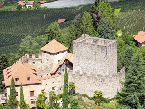 Castel Goiano a Scena visto dal drone, tra vigneti e boschi sopra Merano