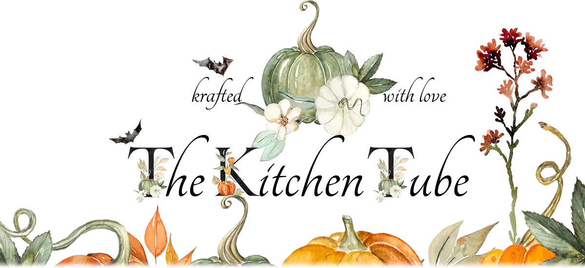 Illustrazione ad acquerello con zucche verdi e arancioni, fiori bianchi, foglie autunnali e piccoli pipistrelli su sfondo nero.