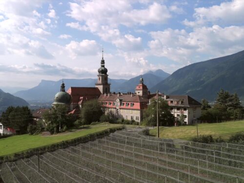 L'ex Seminario Johanneum di Tirolo con cupola e campanile, tra i meleti sopra Merano, visto dal drone